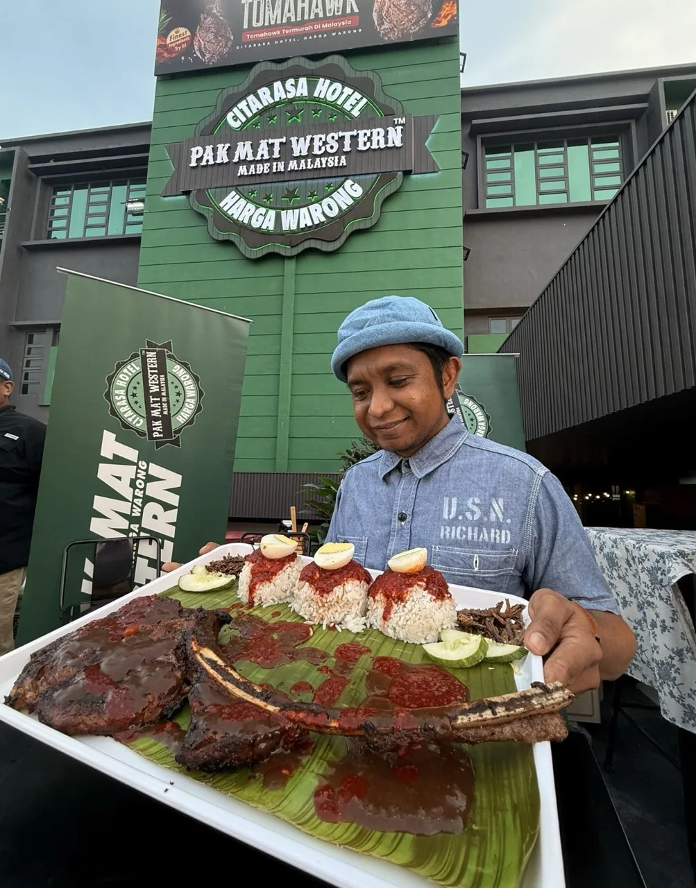 Amir Raja Lawak Bawa Pak Mat Western ke Kelantan, Sumbang Rezeki untuk 200 Asnaf